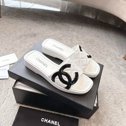 SLIPPERS IN WHITE CALFSKIN QUILTED