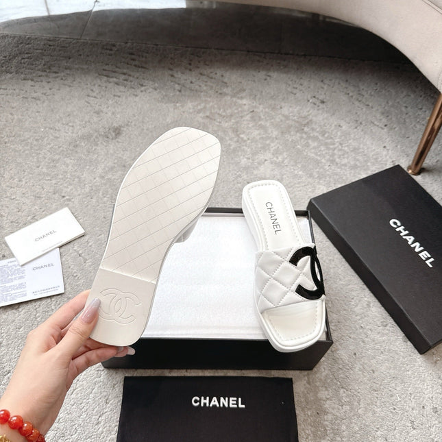 SLIPPERS IN WHITE CALFSKIN QUILTED