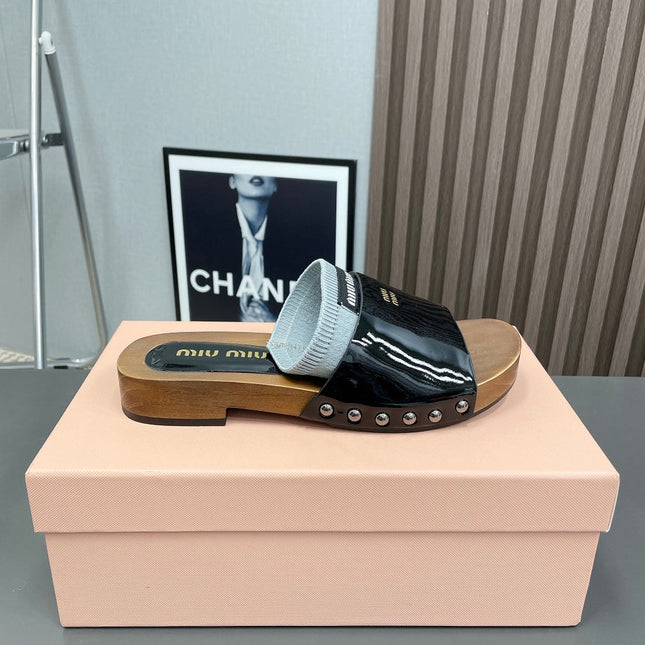 SLIPPERS IN BLACK GLOSSY CALFSKIN WITH LIGHT BLUE HALF-FOOT SOCKS