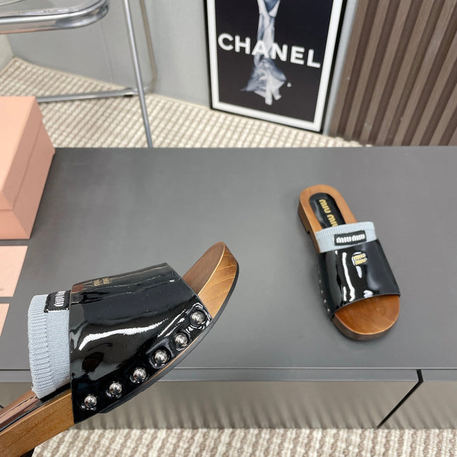 SLIPPERS IN BLACK GLOSSY CALFSKIN WITH LIGHT BLUE HALF-FOOT SOCKS
