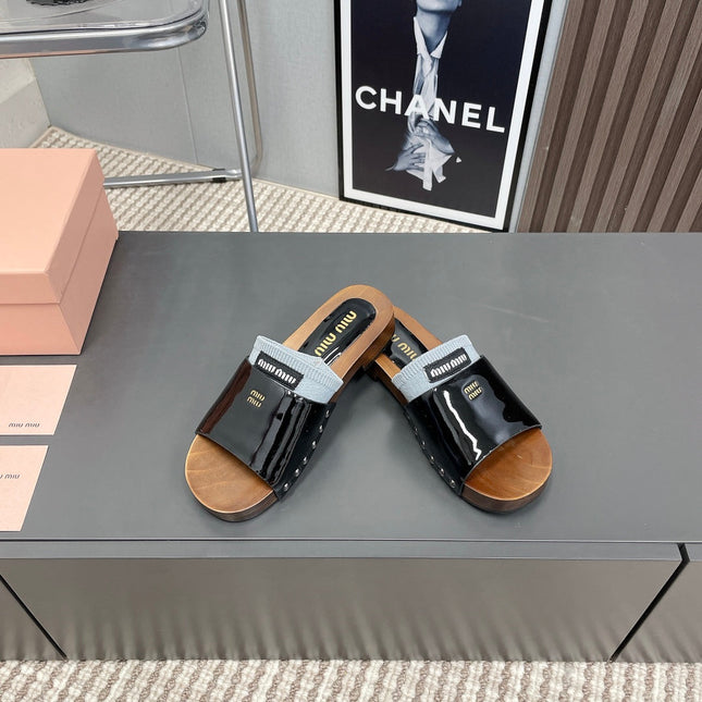 SLIPPERS IN BLACK GLOSSY CALFSKIN WITH LIGHT BLUE HALF-FOOT SOCKS