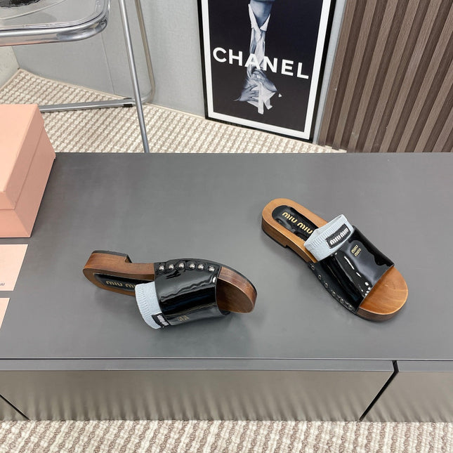 SLIPPERS IN BLACK GLOSSY CALFSKIN WITH LIGHT BLUE HALF-FOOT SOCKS