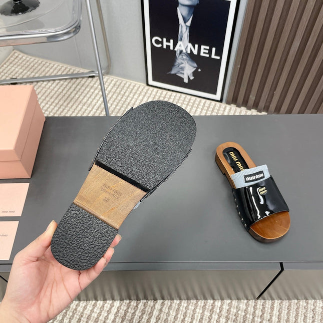 SLIPPERS IN BLACK GLOSSY CALFSKIN WITH LIGHT BLUE HALF-FOOT SOCKS
