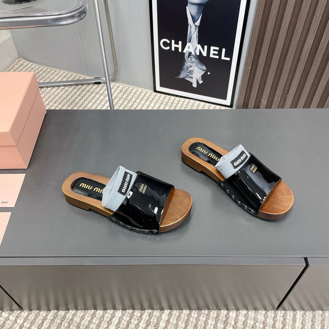 SLIPPERS IN BLACK GLOSSY CALFSKIN WITH LIGHT BLUE HALF-FOOT SOCKS