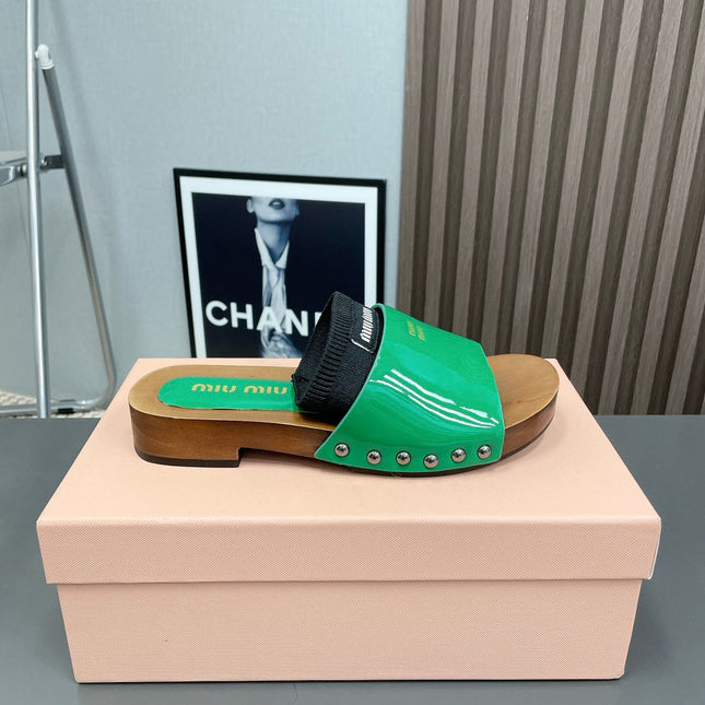 SLIPPERS IN GREEN GLOSSY CALFSKIN WITH BLACK HALF-FOOT SOCKS