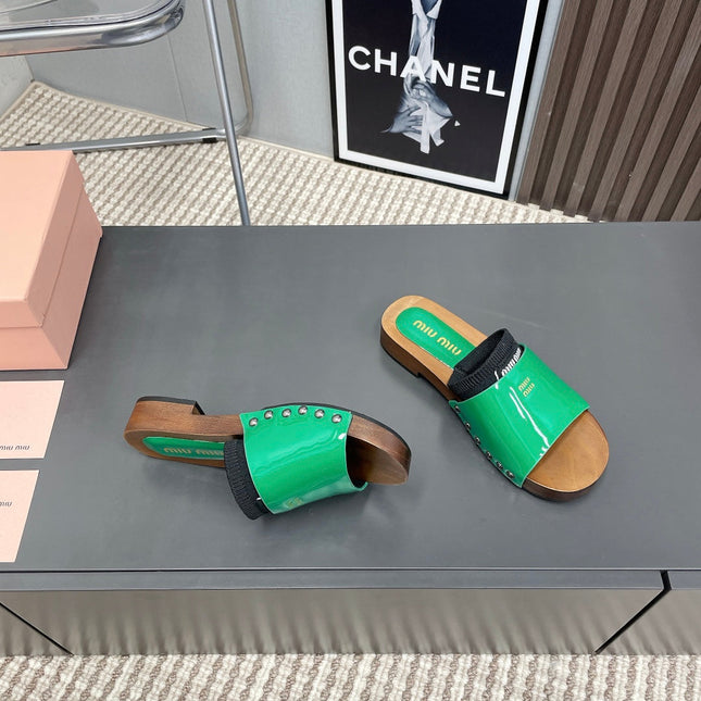 SLIPPERS IN GREEN GLOSSY CALFSKIN WITH BLACK HALF-FOOT SOCKS