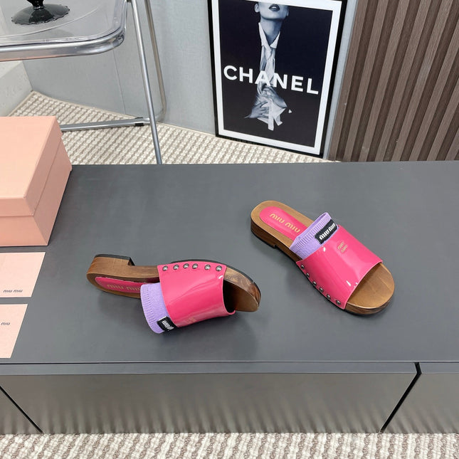 SLIPPERS IN PINK GLOSSY CALFSKIN WITH PURPLE HALF-FOOT SOCKS