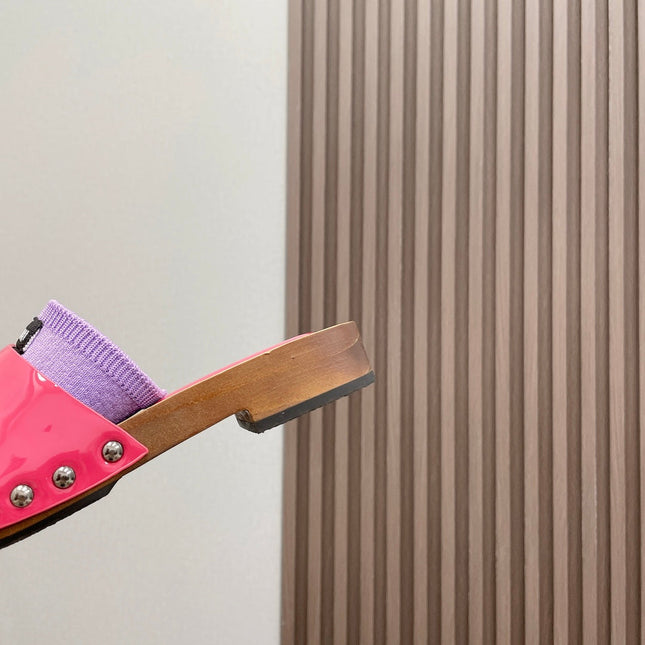 SLIPPERS IN PINK GLOSSY CALFSKIN WITH PURPLE HALF-FOOT SOCKS