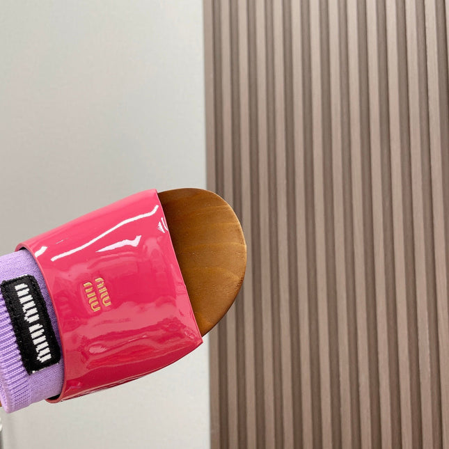 SLIPPERS IN PINK GLOSSY CALFSKIN WITH PURPLE HALF-FOOT SOCKS