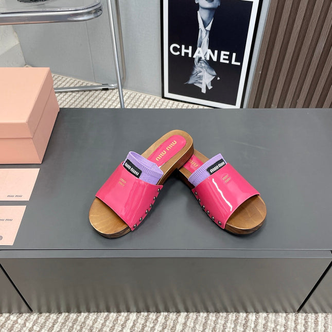 SLIPPERS IN PINK GLOSSY CALFSKIN WITH PURPLE HALF-FOOT SOCKS