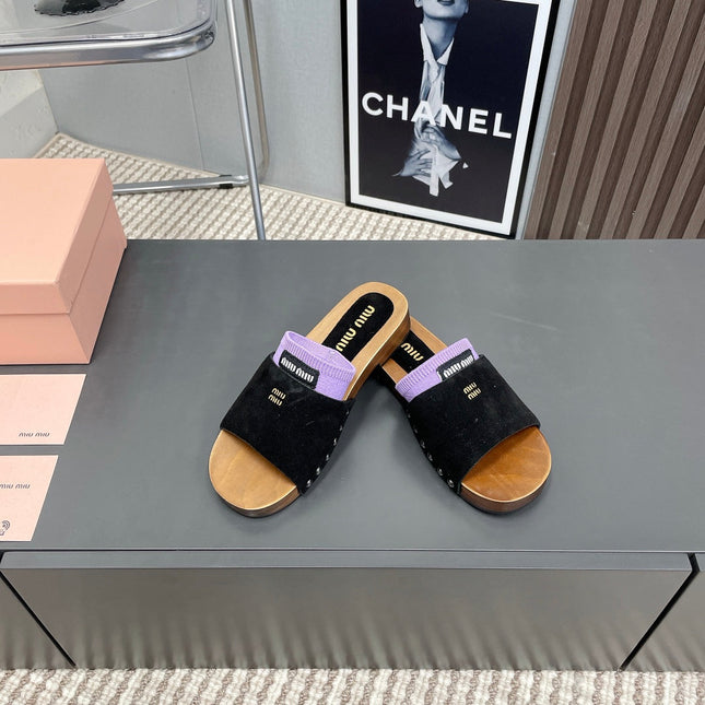 SLIPPERS IN BLACK SUEDE WITH PURPLE HALF-FOOT SOCKS