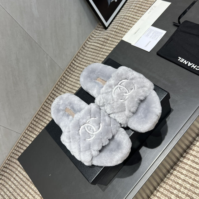 CHANEL 25S SLIPPERS IN LIGHT GRAY FUR