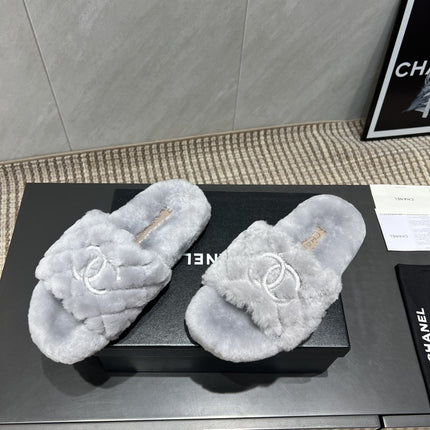 CHANEL 25S SLIPPERS IN LIGHT GRAY FUR