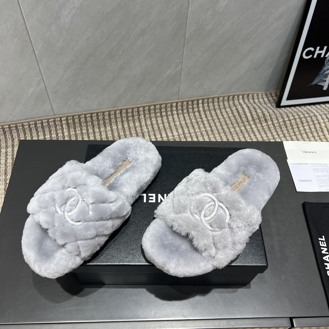 CHANEL 25S SLIPPERS IN LIGHT GRAY FUR