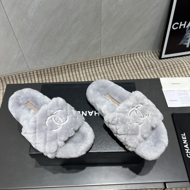 CHANEL 25S SLIPPERS IN LIGHT GRAY FUR