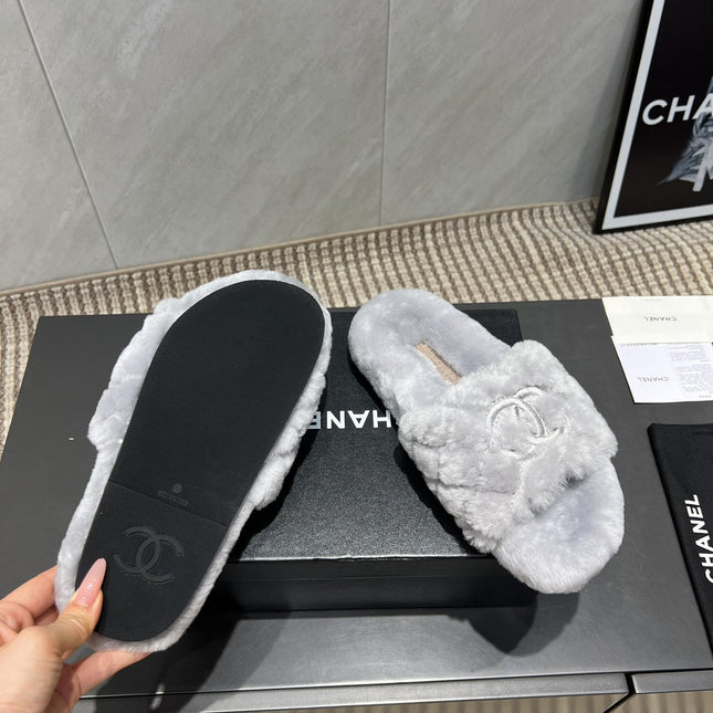 CHANEL 25S SLIPPERS IN LIGHT GRAY FUR
