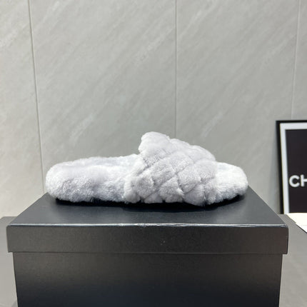 CHANEL 25S SLIPPERS IN LIGHT GRAY FUR