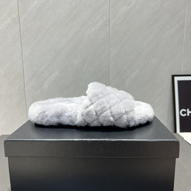 CHANEL 25S SLIPPERS IN LIGHT GRAY FUR