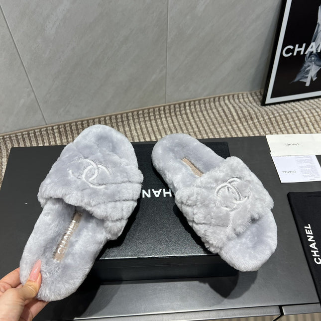 CHANEL 25S SLIPPERS IN LIGHT GRAY FUR