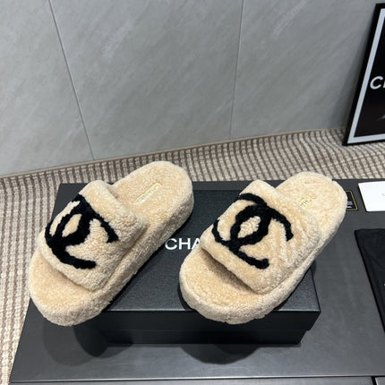 CHANEL 25S SLIPPERS THICK SOLED WITH EMBROIDERED LOGO IN BEIGE FUR