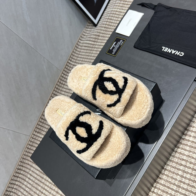CHANEL 25S SLIPPERS THICK SOLED WITH EMBROIDERED LOGO IN BEIGE FUR