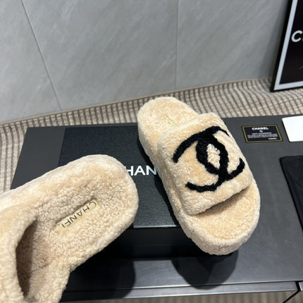 CHANEL 25S SLIPPERS THICK SOLED WITH EMBROIDERED LOGO IN BEIGE FUR