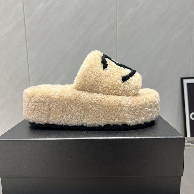 CHANEL 25S SLIPPERS THICK SOLED WITH EMBROIDERED LOGO IN BEIGE FUR
