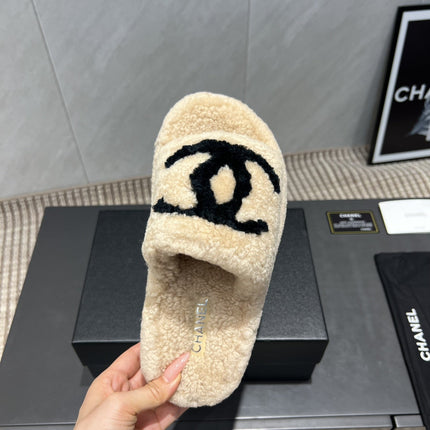 CHANEL 25S SLIPPERS THICK SOLED WITH EMBROIDERED LOGO IN BEIGE FUR