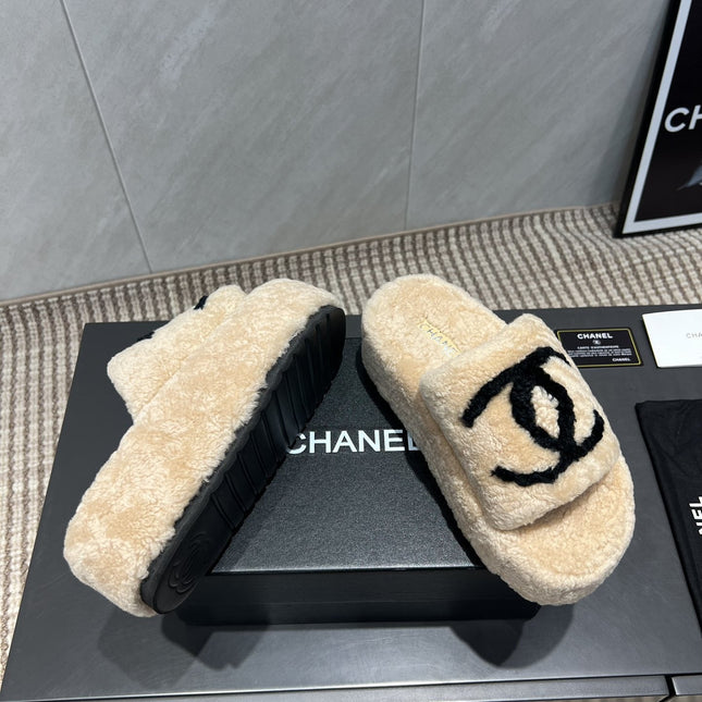 CHANEL 25S SLIPPERS THICK SOLED WITH EMBROIDERED LOGO IN BEIGE FUR