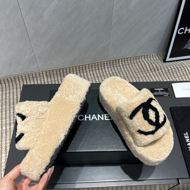 CHANEL 25S SLIPPERS THICK SOLED WITH EMBROIDERED LOGO IN BEIGE FUR