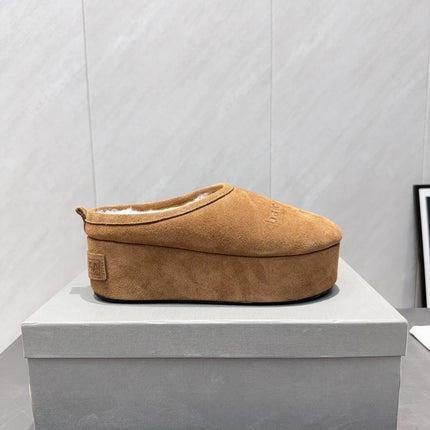 BALENCIAGA 25S AURALEE SLIP-ON 50 MM IN LIGHT BROWN SUEDE STYLE 1