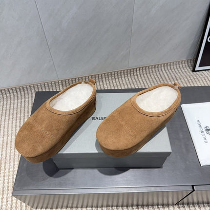 BALENCIAGA 25S AURALEE SLIP-ON 50 MM IN LIGHT BROWN SUEDE STYLE 1