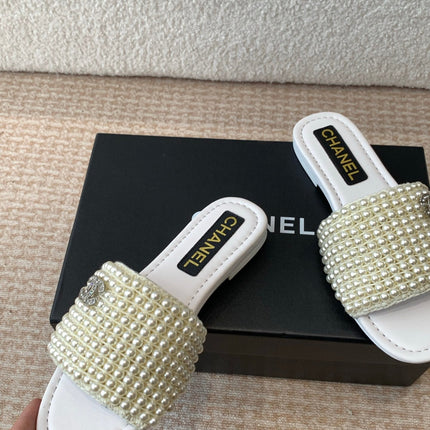 FLAT SLIDE IN WHITE LAMBSKIN WITH PEARLS