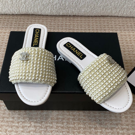 FLAT SLIDE IN WHITE LAMBSKIN WITH PEARLS