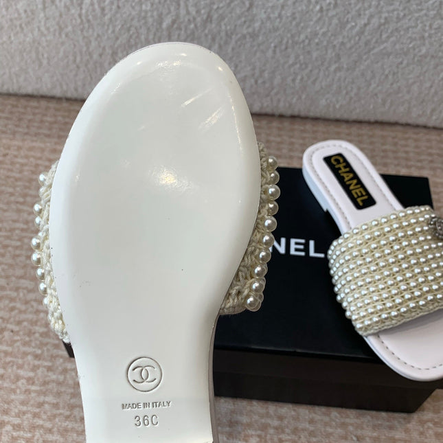 FLAT SLIDE IN WHITE LAMBSKIN WITH PEARLS