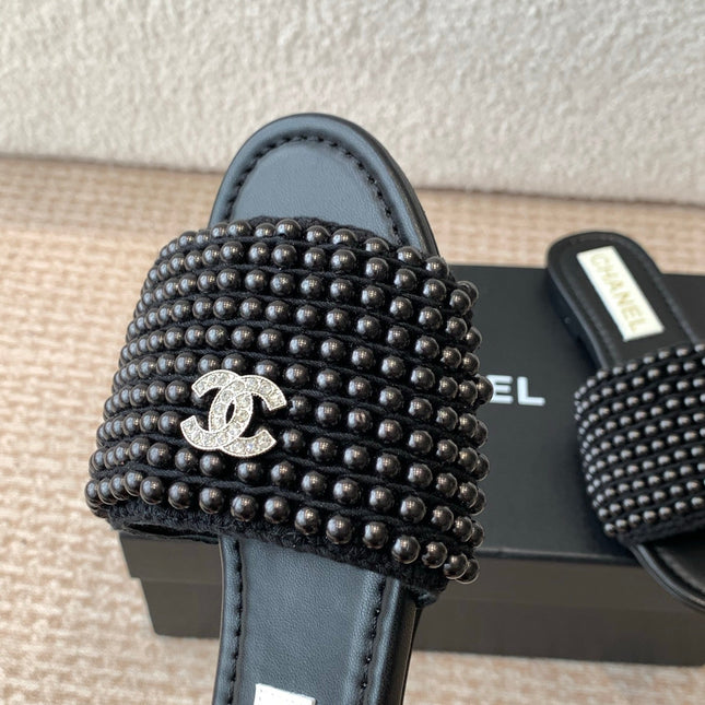 FLAT SLIDE IN BLACK LAMBSKIN WITH PEARLS