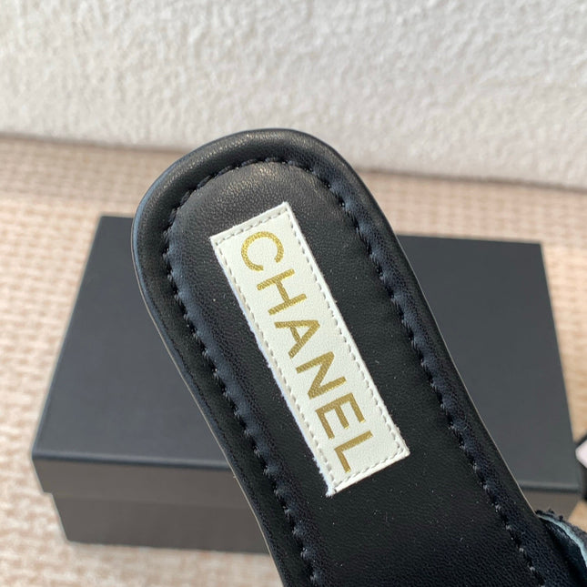 FLAT SLIDE IN BLACK LAMBSKIN WITH PEARLS