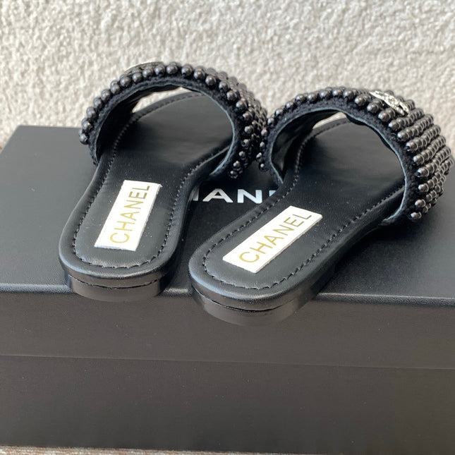 FLAT SLIDE IN BLACK LAMBSKIN WITH PEARLS
