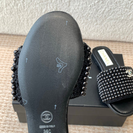 FLAT SLIDE IN BLACK LAMBSKIN WITH PEARLS