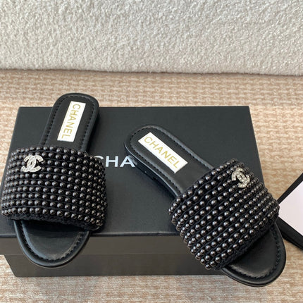 FLAT SLIDE IN BLACK LAMBSKIN WITH PEARLS