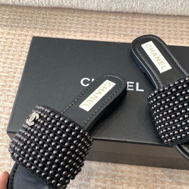 FLAT SLIDE IN BLACK LAMBSKIN WITH PEARLS