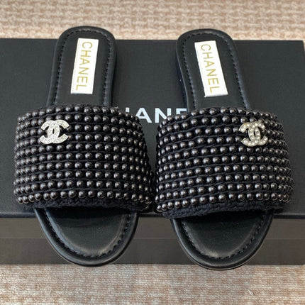 FLAT SLIDE IN BLACK LAMBSKIN WITH PEARLS