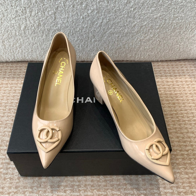 MID-HEEL PUMPS IN BISQUE BEIGE PATENT CALFSKIN