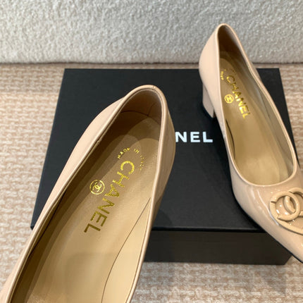 MID-HEEL PUMPS IN BISQUE BEIGE PATENT CALFSKIN