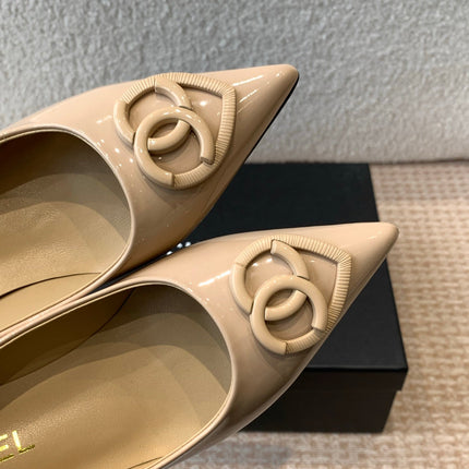 MID-HEEL PUMPS IN BISQUE BEIGE PATENT CALFSKIN