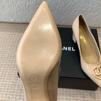 MID-HEEL PUMPS IN BISQUE BEIGE PATENT CALFSKIN