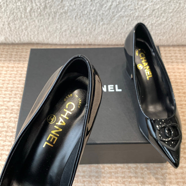 MID-HEEL PUMPS IN BLACK PATENT CALFSKIN