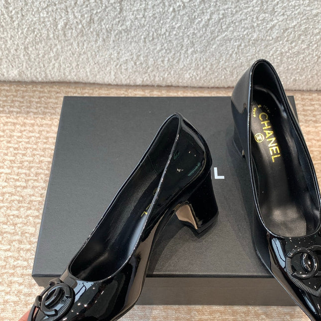 MID-HEEL PUMPS IN BLACK PATENT CALFSKIN