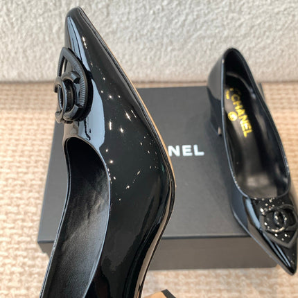 MID-HEEL PUMPS IN BLACK PATENT CALFSKIN