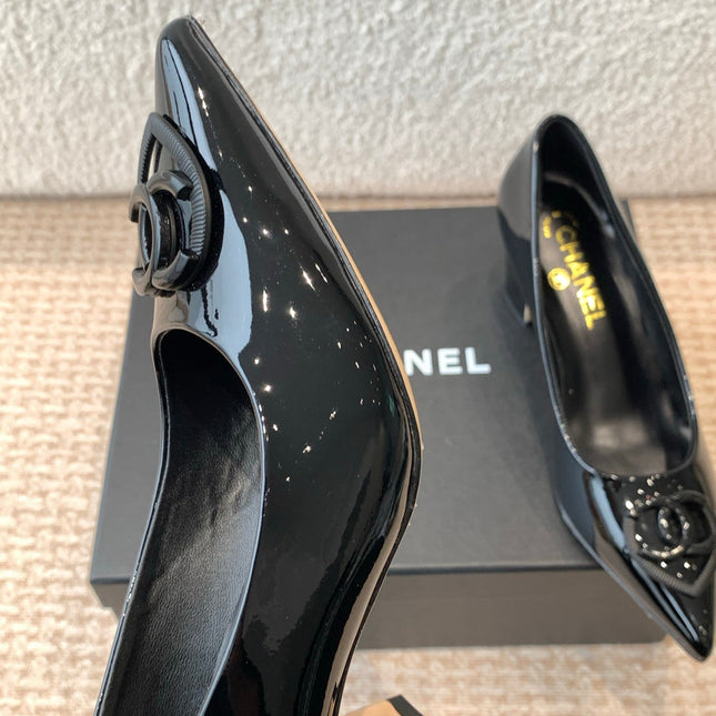 MID-HEEL PUMPS IN BLACK PATENT CALFSKIN